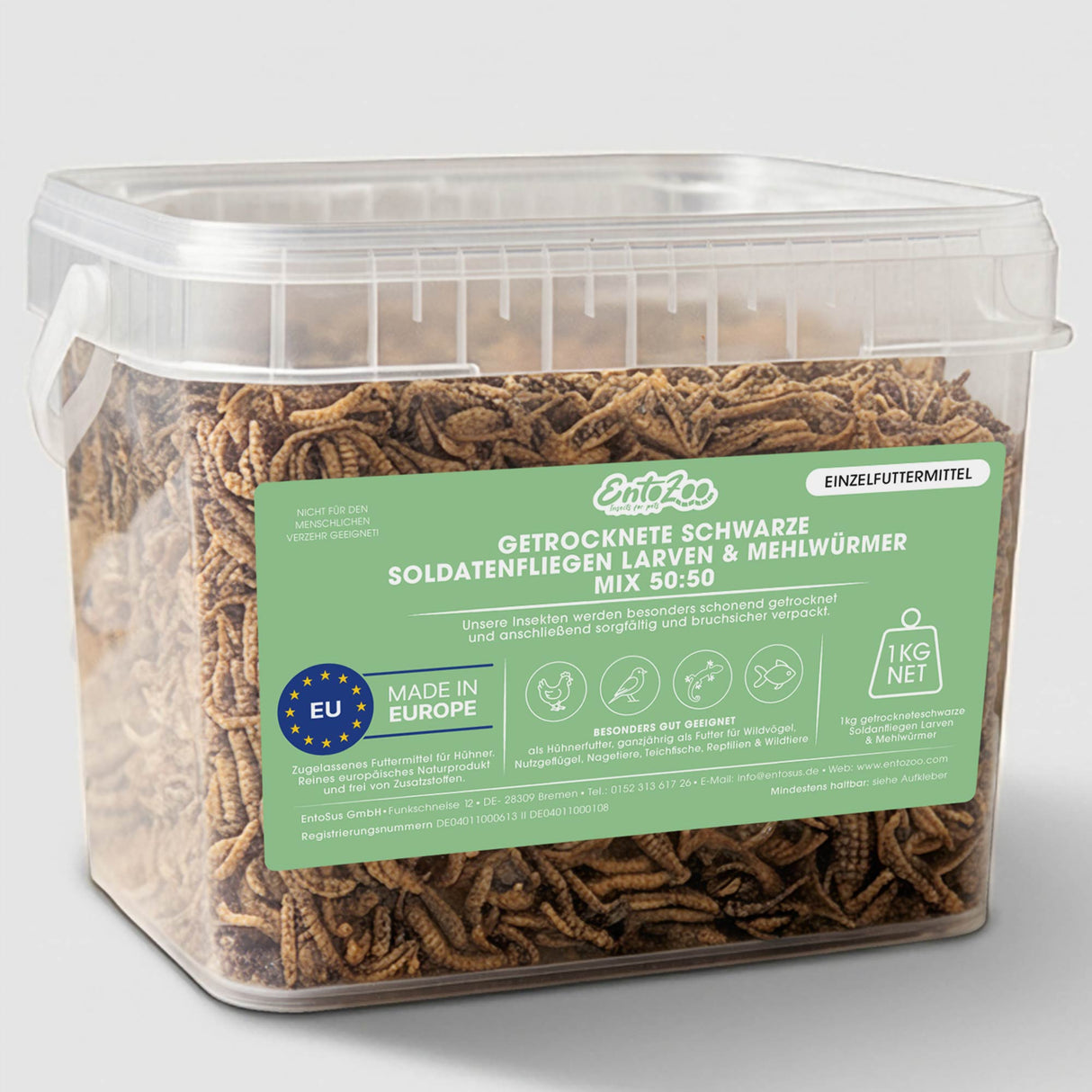 Transparenter Kunststoffbehälter mit 1 kg getrocknetem Mix aus Schwarzen Soldatenfliegenlarven und Mehlwürmern im Verhältnis 50:50. Schonend getrocknetes Premium-Einzelfuttermittel für Wildvögel, Hühner, Reptilien, Fische und andere Tiere. Made in Europe, ohne Zusatzstoffe.