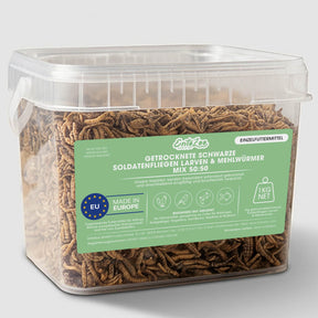 Transparenter Kunststoffbehälter mit 1 kg getrocknetem Mix aus Schwarzen Soldatenfliegenlarven und Mehlwürmern im Verhältnis 50:50. Schonend getrocknetes Premium-Einzelfuttermittel für Wildvögel, Hühner, Reptilien, Fische und andere Tiere. Made in Europe, ohne Zusatzstoffe.