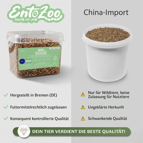 Vergleichsgrafik für getrocknete Mehlwürmer. Links ein transparenter Behälter mit EntoZoo Mehlwürmern, hergestellt in Bremen (Deutschland), futtermittelrechtlich zugelassen und mit konsequent kontrollierter Qualität. Rechts ein neutraler Behälter mit China-Import, gekennzeichnet als nur für Wildtiere geeignet, ohne Zulassung für Nutztiere, mit ungeklärter Herkunft und schwankender Qualität. Zentrale Aussage: Dein Tier verdient die beste Qualität.