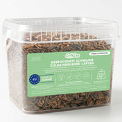 Produktbild eines transparenten Kunststoffbehälters mit 1 kg getrockneten Schwarzen Soldatenfliegenlarven von EntoZoo. Schonend getrocknetes Einzelfuttermittel, hergestellt in Europa, frei von Zusatzstoffen und futtermittelrechtlich zugelassen. Geeignet für Hühner, Wildvögel, Reptilien, Fische und weitere Tierarten.