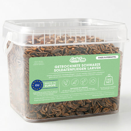 Produktbild eines transparenten Kunststoffbehälters mit 1 kg getrockneten Schwarzen Soldatenfliegenlarven von EntoZoo. Schonend getrocknetes Einzelfuttermittel, hergestellt in Europa, frei von Zusatzstoffen und futtermittelrechtlich zugelassen. Geeignet für Hühner, Wildvögel, Reptilien, Fische und weitere Tierarten.
