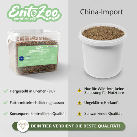 Vergleichsgrafik für getrocknete Schwarze Soldatenfliegenlarven. Links ein transparenter Behälter mit EntoZoo Larven, hergestellt in Bremen (Deutschland), futtermittelrechtlich zugelassen und mit konsequent kontrollierter Qualität. Rechts ein neutraler Behälter mit China-Import, gekennzeichnet als nur für Wildtiere geeignet, ohne Zulassung für Nutztiere, mit ungeklärter Herkunft und schwankender Qualität. Zentrale Aussage: Dein Tier verdient die beste Qualität.