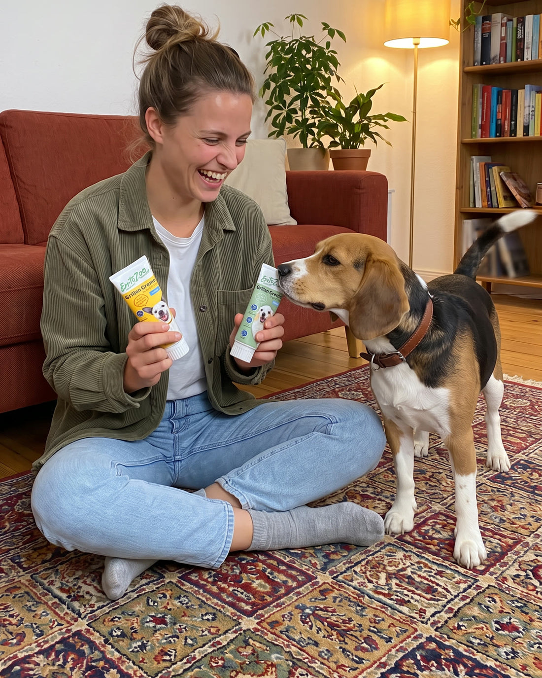 Halterin hält beide Sorten Grillen Creme, ihr Beagle schnuppert daran